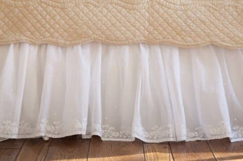 Daisy Dot Cotton Bedskirt Size: Twin, Color: White