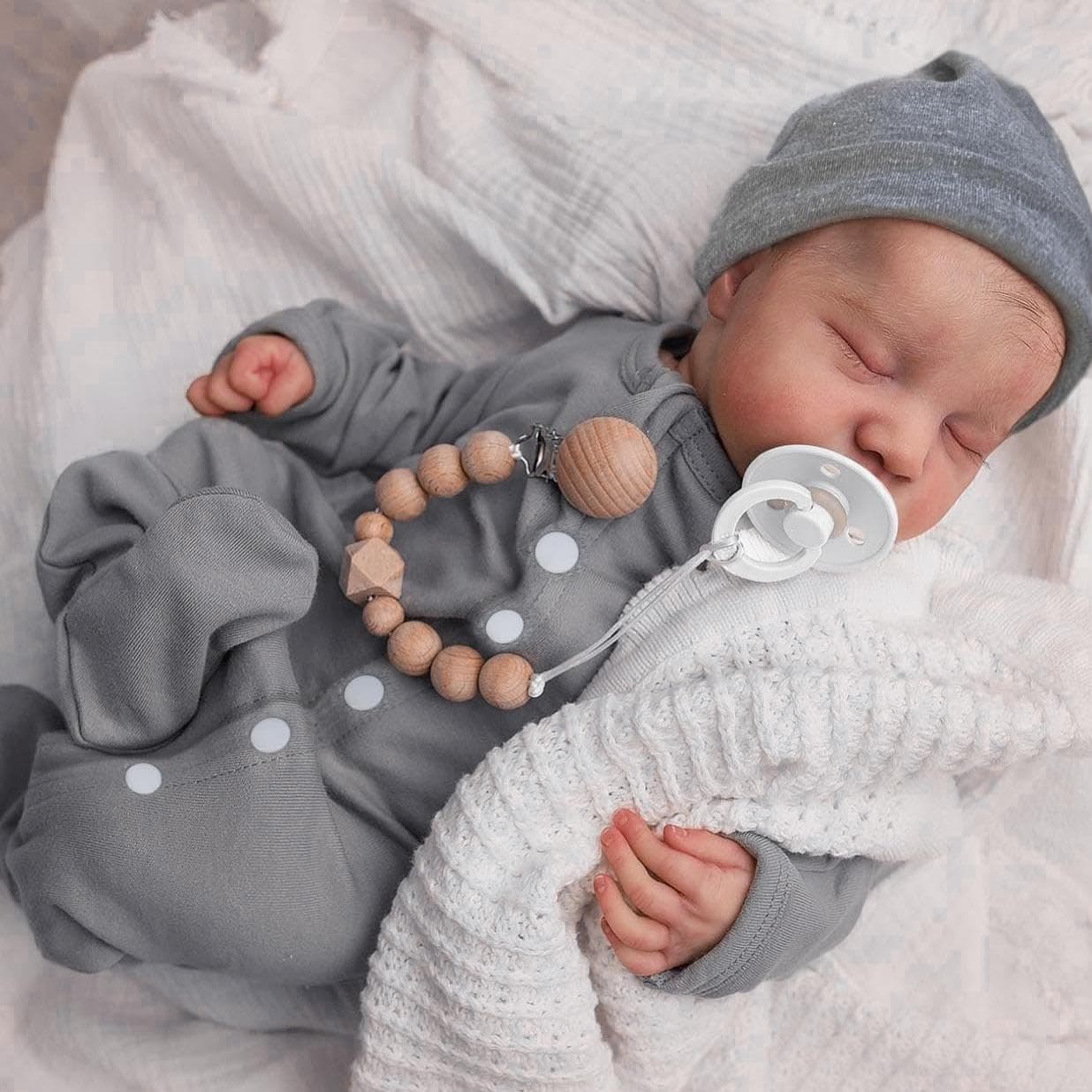 WOOROY Realistic Reborn Baby Dolls - 18 Inch Full Vinyl Body Lifelike Reborn Boy Doll Poseable Real Life Newborn Sleeping Baby Dolls Gift Toys with Accessories for Kids Age 3+