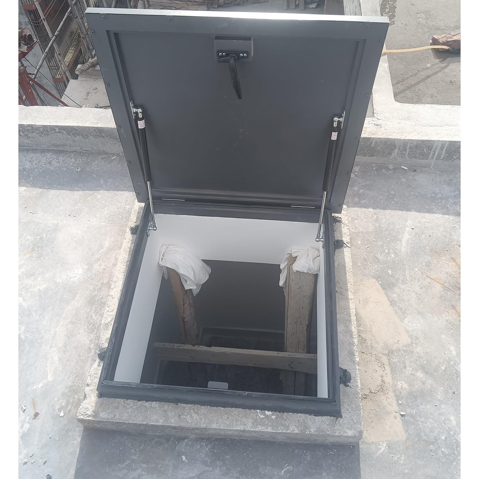 LXLZYXSF Rooftop Hatch Cover Plate Rainproof, Metal Attic Stairs Outlet Lid with Gas Shock Strut & Handle & Rubber Seal Strip, Manhole/Cellars Exit Cover(LxW-39x39in/100x100cm)