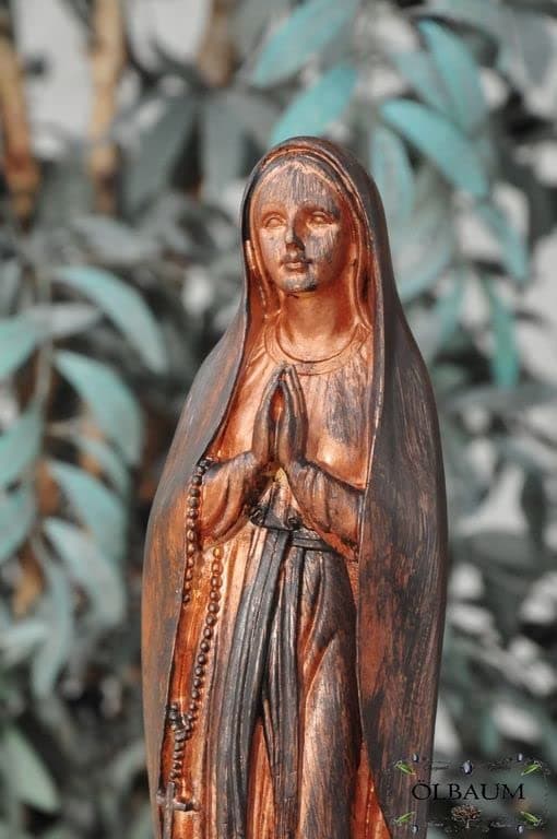 30 – 31 cm, Antique Red, Madonna Holy Mary with Cords and Rosary Praying Mary Figure Bare Feet as a symbol of innocence and Immaculate Conception All Ölbaum Saints and Nativity Figures Are Extremely Clean Cut and precise Features Coloured Wood Figures or Real Wood Imitation Very Slim Virgin and Stable