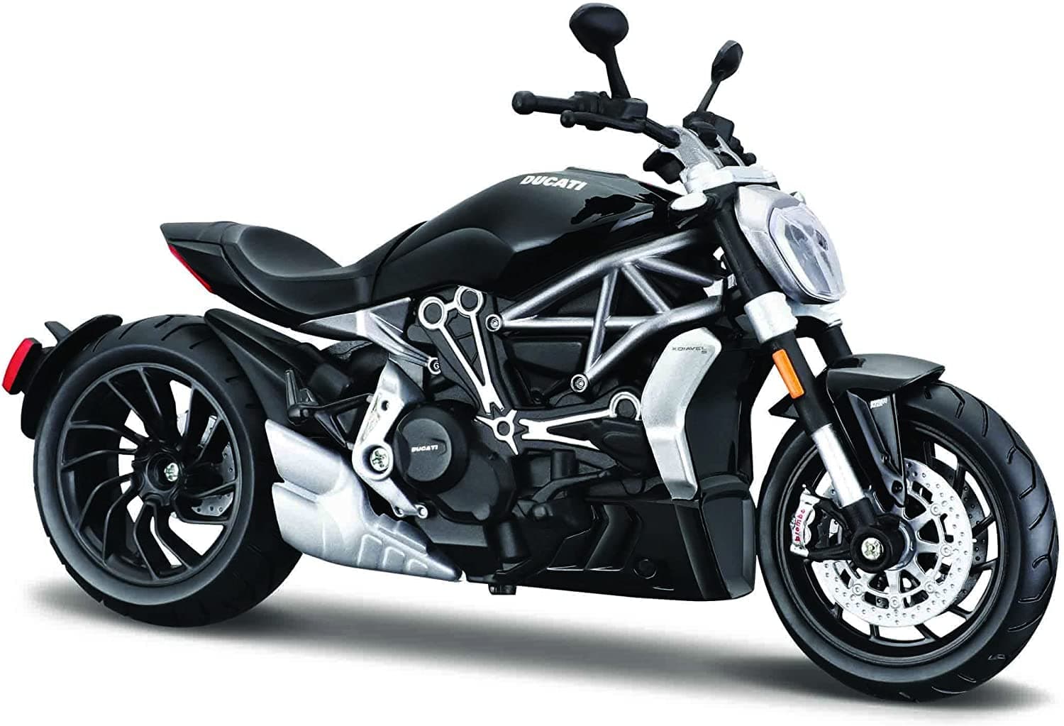 Maisto Ducati Diavel S: 1:12 Scale Motorcycle Model with Suspension and Folding Side Stand, 17 cm, Black (5-20101), Medium