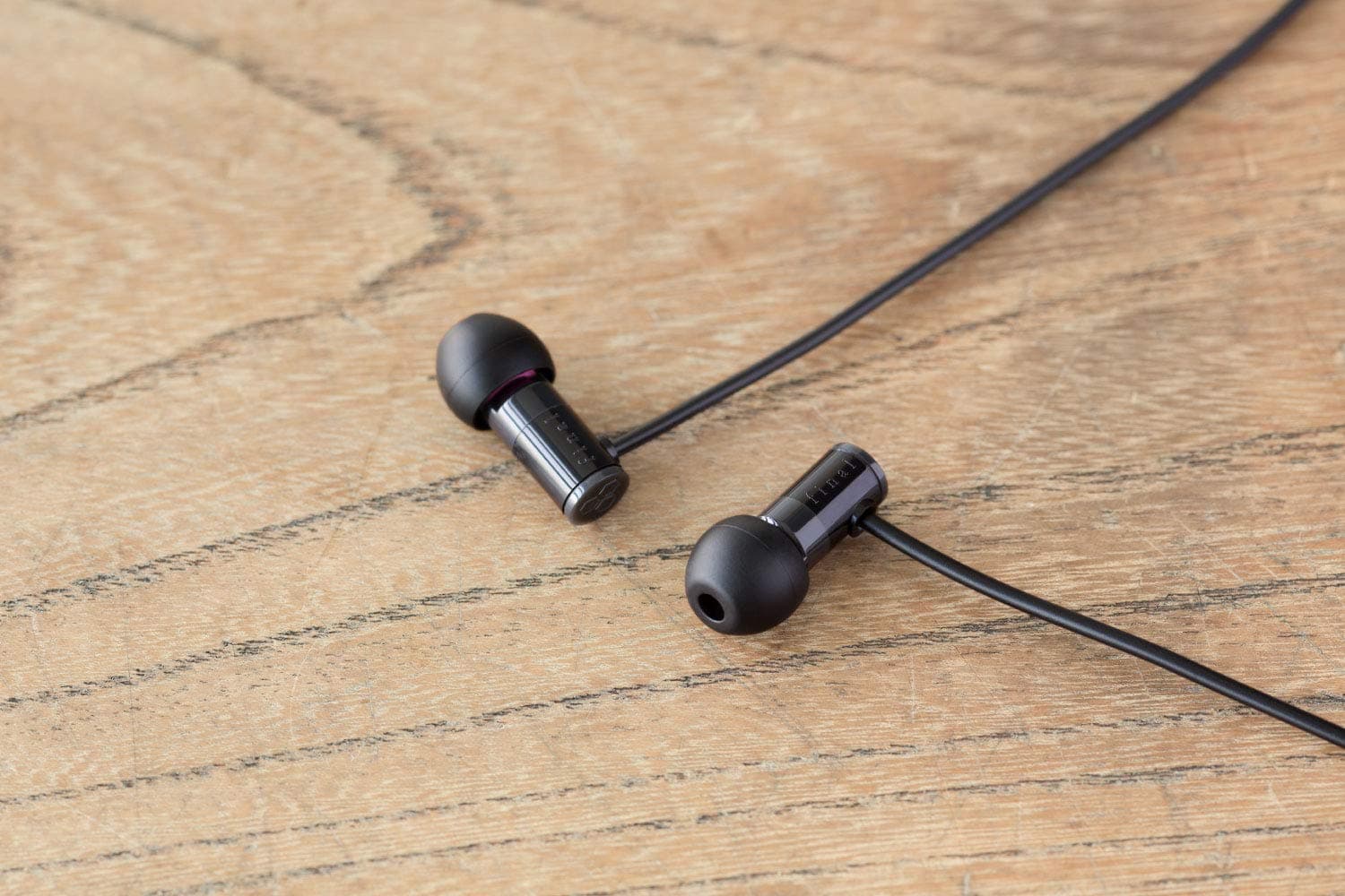 Final E1000 in-Ear Isolating Earphones, 6.4mm Dynamic Driver, Hires Certified, Durable Cable, Award Winning, Designed in Japan (Black)