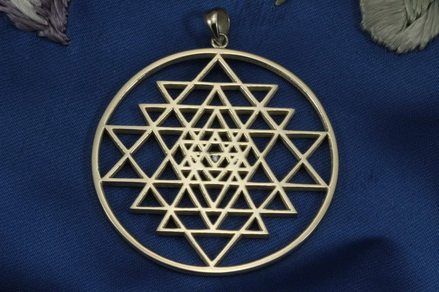 Sri Yantra18kt Yellow Gold Pendant necklace with Diamond
